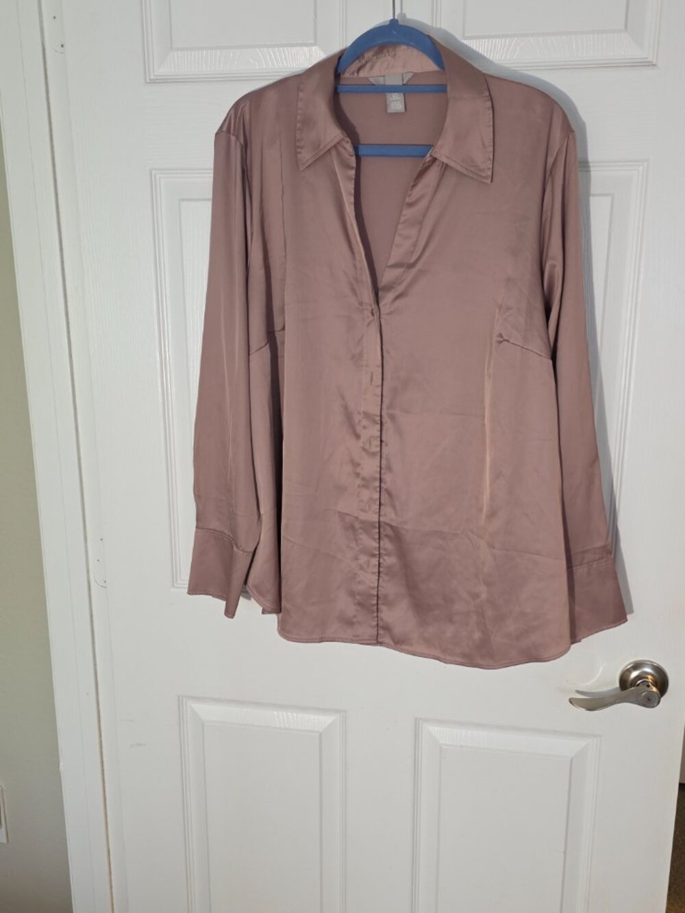 H&M Women's long sleeve satin button-down blouse Nude pink size XL V-neck blouse